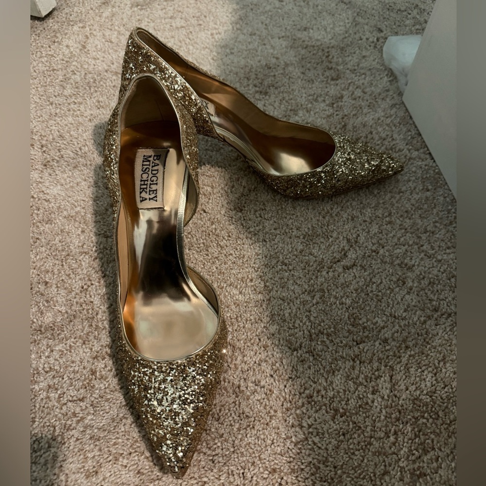 Badgley Mischka Women’s Daisy Pump- Gold, 8.5